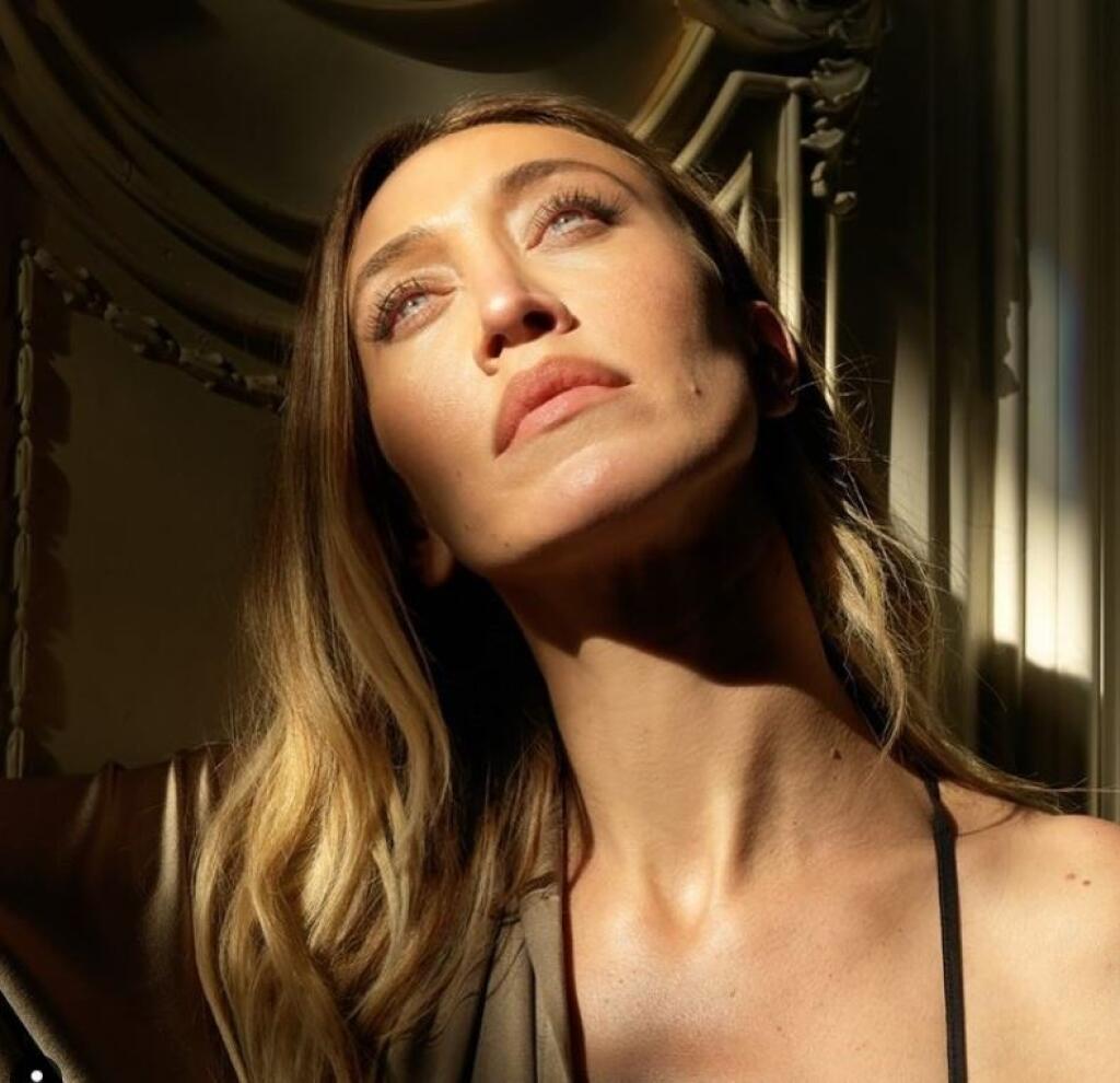 Alana Hadid pracuje ako módna návrhárka.