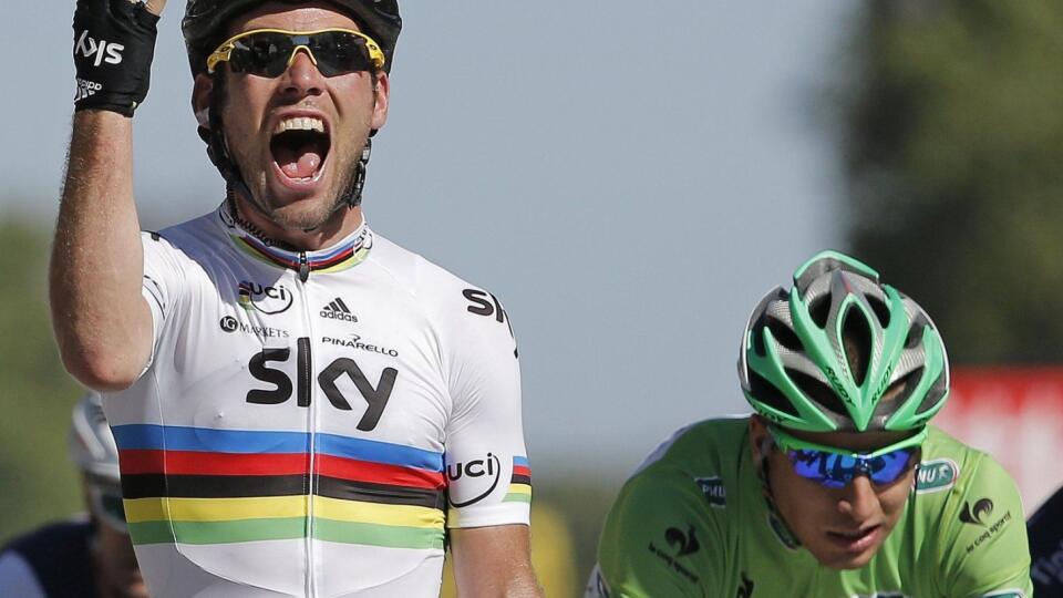 Mark Cavendish (vľavo) víťaz poslednej etapy, vpravo druhý Slovák Peter Sagan.