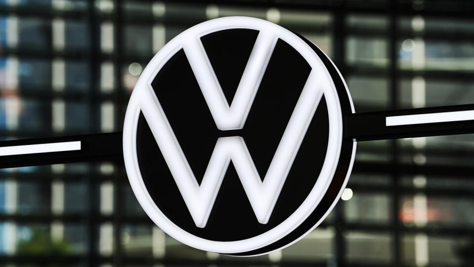 PK 36 archív Wolfsburg - Na archívnej snímke z 10. novembra 2021 logo nemeckej automobilky Volkswagen sa nachádza v pavilóne firmy vo Wolfsburgu. Volkswagen (VW) zverejnila v piatok 17. júna 2022 slabé výsledky za máj aj za prvých päť mesiacov roka. Dôvodom sú pokračujúce problémy s dodávkami čipov. FOTO TASR/DPA
ARCHIV - 10.11.2021, Niedersachsen, Wolfsburg: Das Logo von VW ist im VW-Markenpavillon in der Autostadt zu sehen. Der Volkswagen-Konzern ist wegen Problemen mit der Chipversorgung und