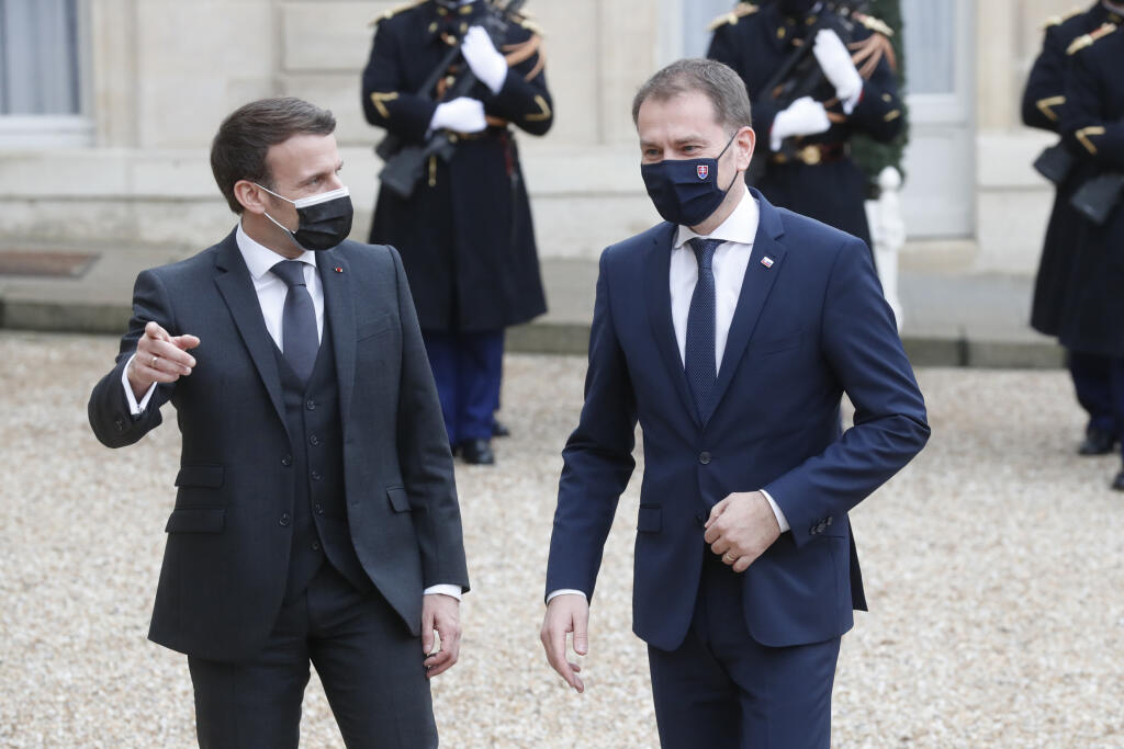 KK38 Paríž - Francúzsky prezident Emmanuel Macron (vľavo) víta slovenského premiéra Igorma Matoviča pred spoločným rokovaním 3. februára 2021 v Elyzejskom paláci v Paríži. FOTO TASR/AP
French President Emmanuel Macron, left, welcomes Slovakia's Prime Minister Igor Matovic with han elbow bump before a working lunch at the Elysee Palace Wednesday, Feb. 3, 2021 in Paris. (AP Photo/Thibault Camus)