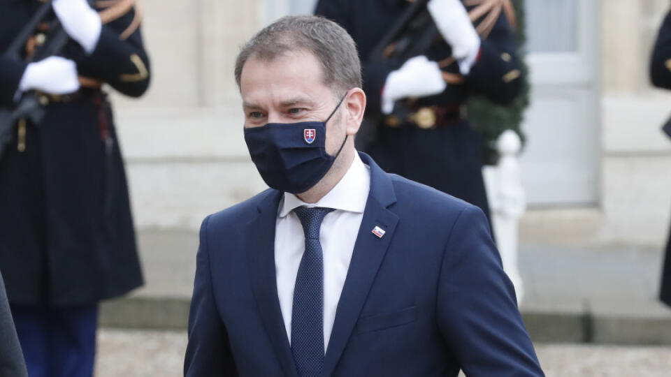 KK38 Paríž - Francúzsky prezident Emmanuel Macron (vľavo) víta slovenského premiéra Igorma Matoviča pred spoločným rokovaním 3. februára 2021 v Elyzejskom paláci v Paríži. FOTO TASR/AP
French President Emmanuel Macron, left, welcomes Slovakia's Prime Minister Igor Matovic with han elbow bump before a working lunch at the Elysee Palace Wednesday, Feb. 3, 2021 in Paris. (AP Photo/Thibault Camus)