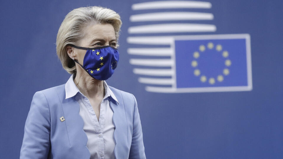 KK23 Brusel - Predsedníčka Európskej komisie Ursula von der Leyenová prichádza na druhý deň mimoriadneho summitu členských štátov EÚ, ktorý bude venovaný koronavírusovej pandémii, boju proti klimatickej zmene a napätým vzťahom s Ruskom, 25. mája 2021 v Bruseli. FOTO TASR/AP
European Council President Charles Michel arrives for an EU summit at the European Council building in Brussels, Tuesday, May 25, 2021. European Union leaders gather for a second day of meetings to discuss the coronavirus