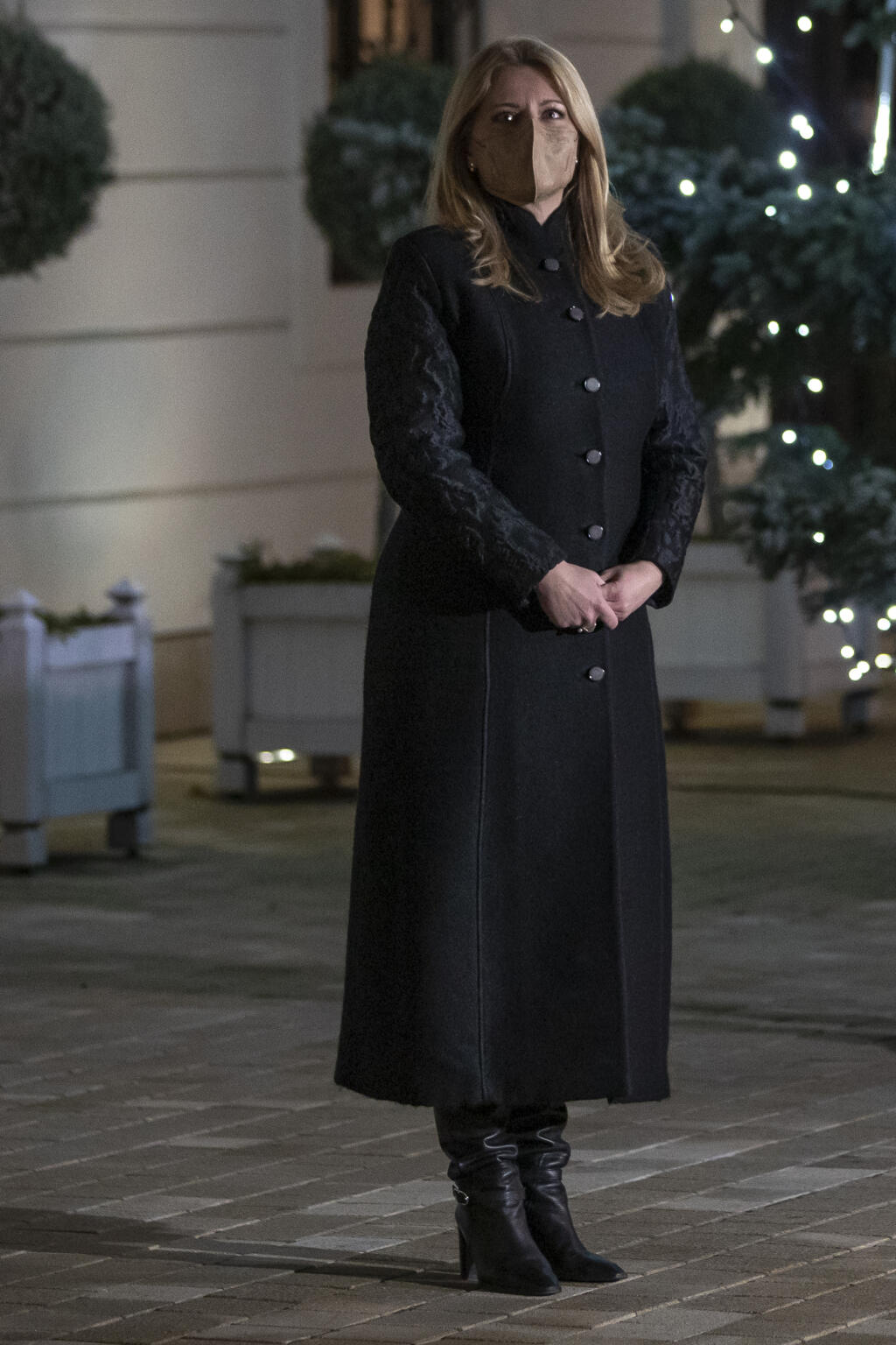 Prezidentka SR Zuzana Čaputová rozsvietila vianočný stromček pred Prezidentským palácom. Urobila tak spolu s rodinou lekárov - vedúceho covidového oddelenia v Ružinovskej nemocnici MUDr. J. Smahu a lekárky MUDr. S. Smahovej z Kliniky detskej hematológie a onkológie LF UK a NÚDCH. Na snímke je lekár Samuel Nachtmann z covidového oddelenia ružinovskej nemocnice v Bratislave.