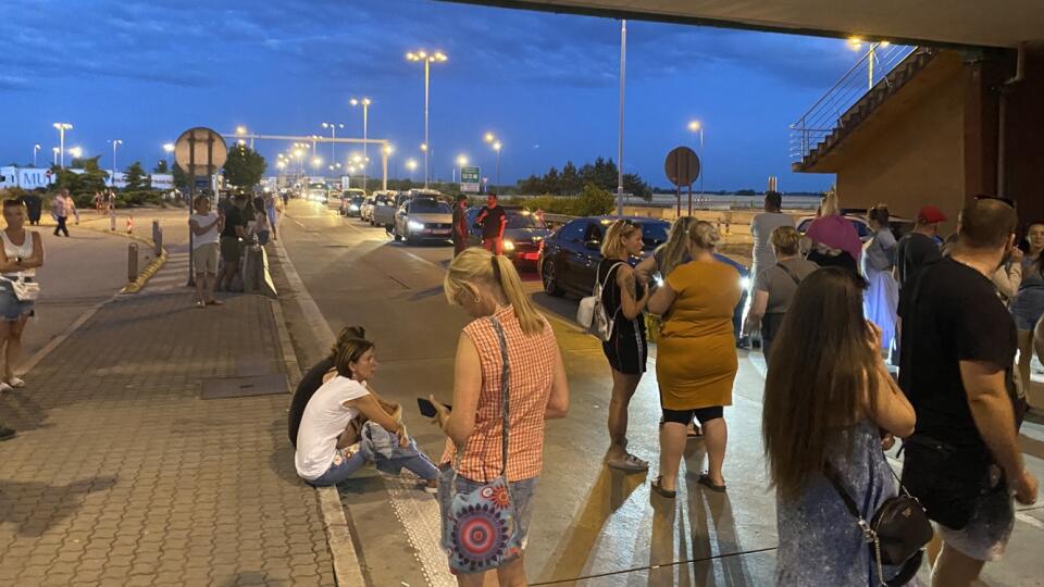 Slováci z Rajky a okolitých obcí blokovali slovensko-maďarskú hranicu.