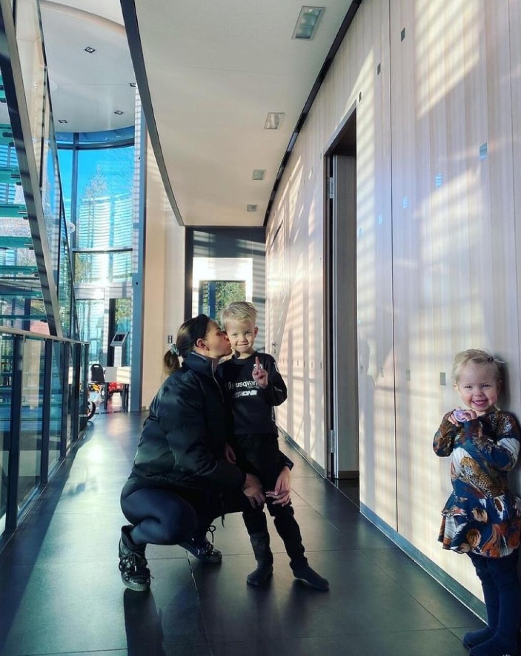 Kimiho manželka Minttu v ich honosnej vile, ktorá pripomína skôr luxusný hotel.