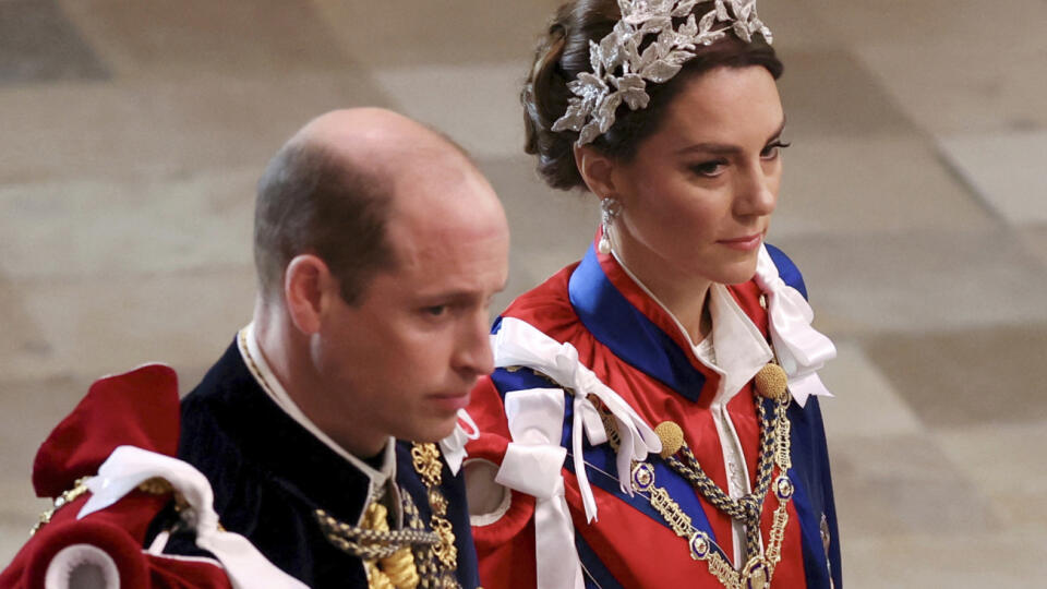 Britský princ William a jeho manželka Kate prichádzajú na slávnostnú korunováciu britského kráľa Karola III. a jeho manželky Kamily do Westminsterského opátstva v Londýne v sobotu 6. mája 2023.