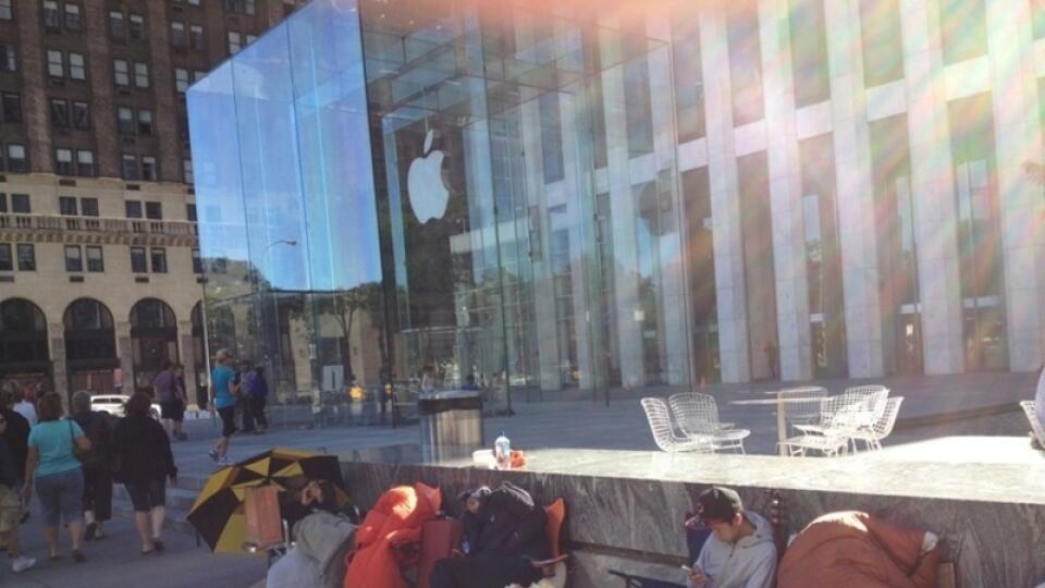 V New Yorku čakajú nadšenci iPhonu na novinku už týždeň pred zahájením jej predaja.