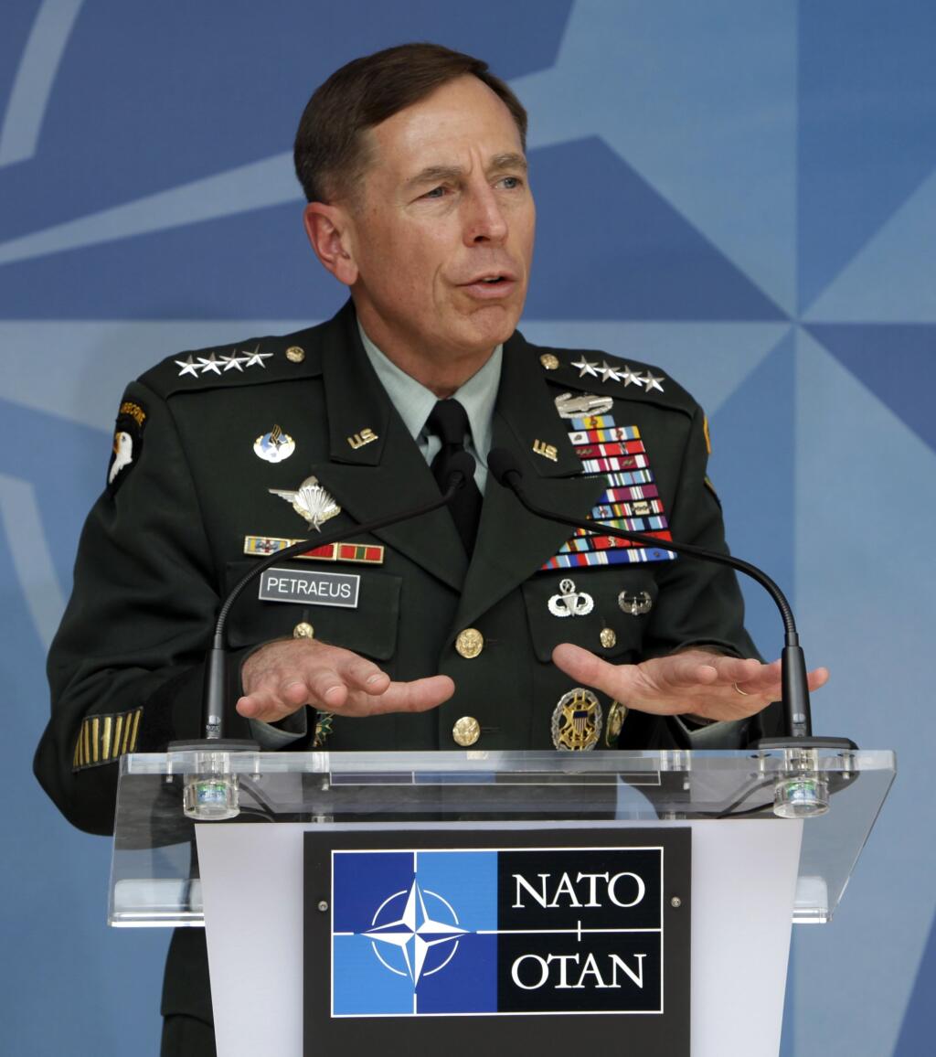 Veliteľ síl USA a NATO v Afganistane, americký generál David Petraeus v roku 2010