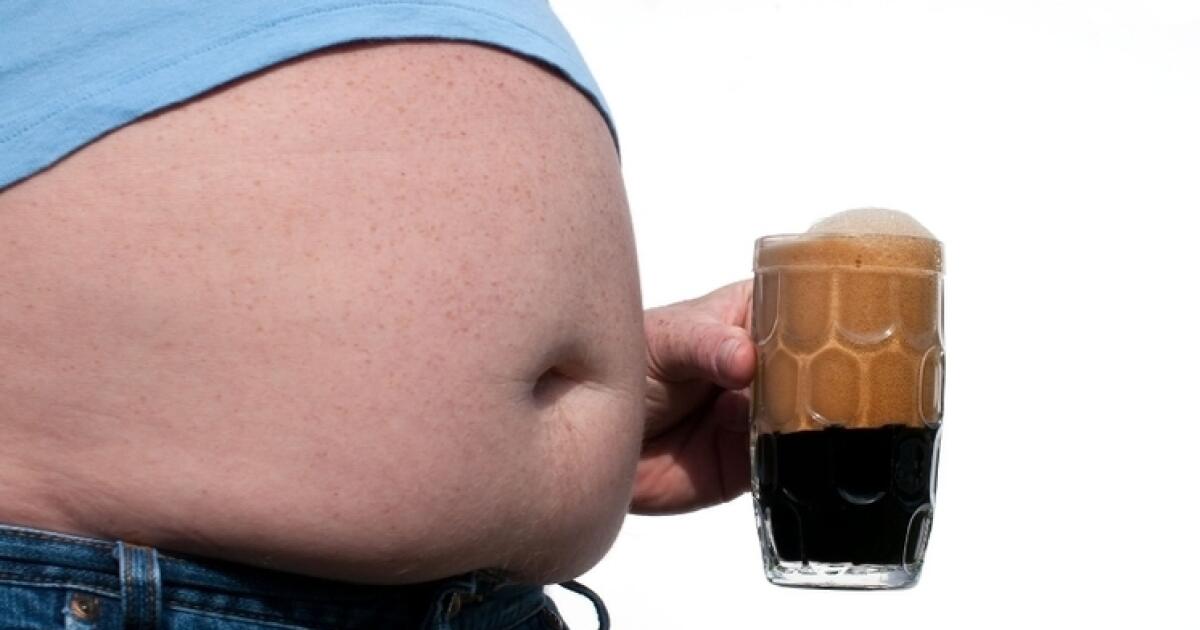 Beer belly. Мужчины с пивными животами.