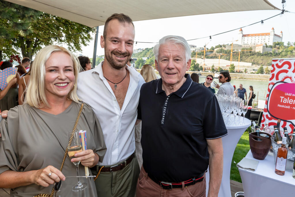 Narodeninová párty TV JOJ v reštaurácii Aušpic. Na snímke Emil Horváth, Lukáš Dóza a Michaela Čobejová.
