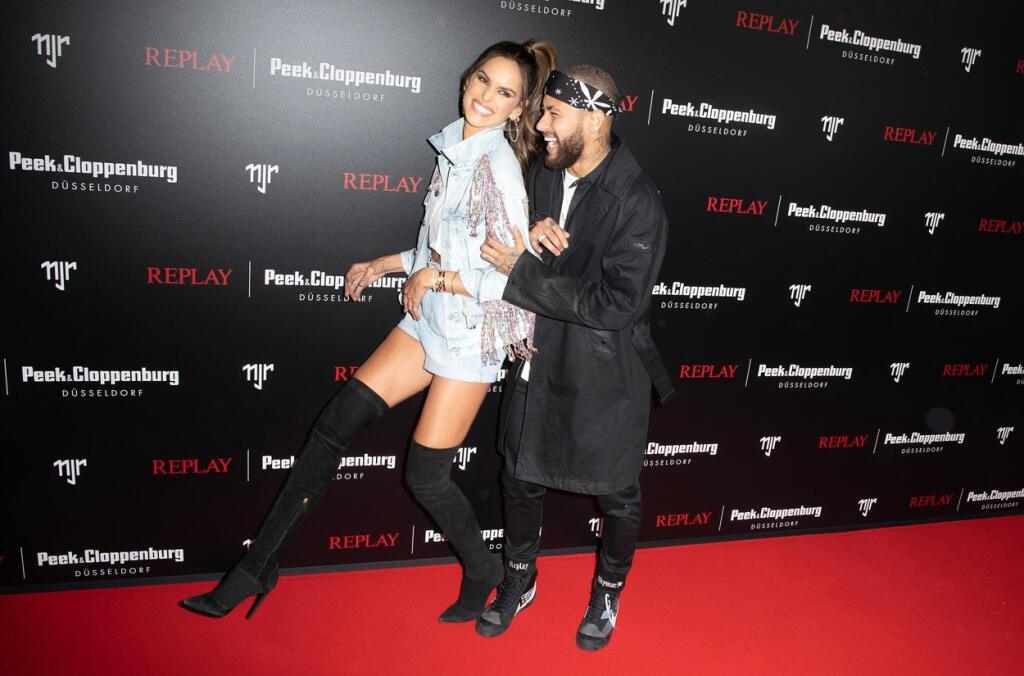 Neymar Jr.sa mal počas spoločných kampaní zblížiť aj s modelkou Alessandra Ambrosio.