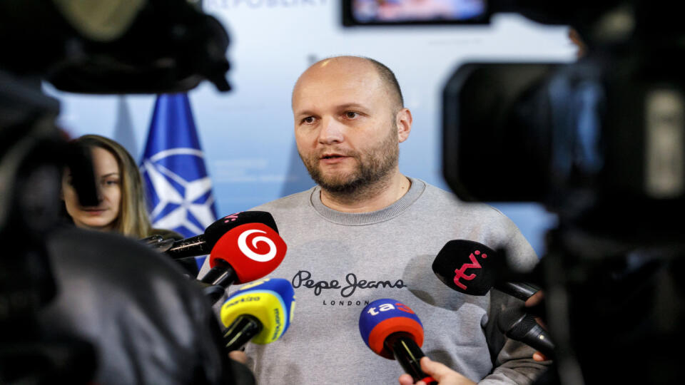 Brannej povinnosti na Slovensku podliehajú muži od 19 do 55 rokov, čo je približne milión Slovákov. Prípadné tresty pre tých, ktorí odmietnu narukovať určuje zákon. "Vo všeobecnosti poviem, že môže hroziť trest odňatia slobody až do 10 rokov," ozrejmil v staršom rozhovore pre denník Plus JEDEN DEŇ minister Naď.