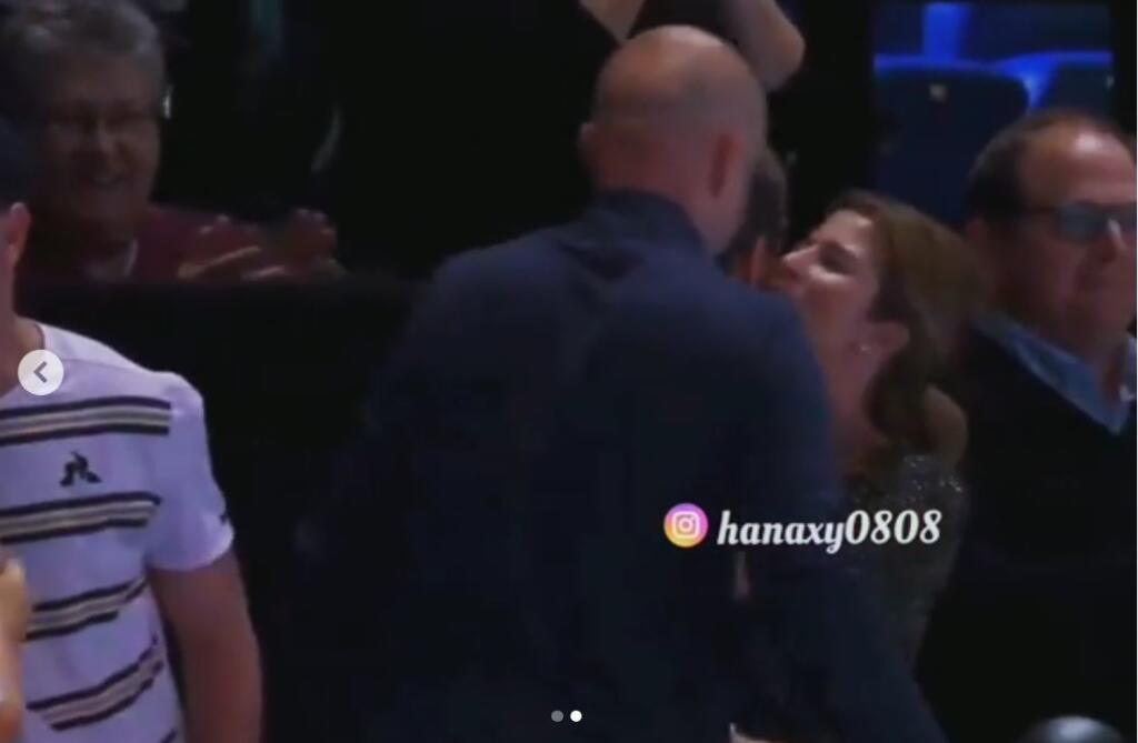 Postupne však Roger začal vyhrávať a aj Mirkina nálada sa zlepšila... Mužom v Rogerovom tíme sa po víťazstvách od radosti hodila okolo krku.