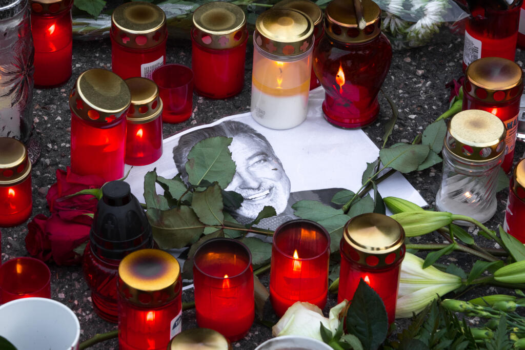 Rozlúčka so zosnulým spevákom Karlom Gottom pred jeho domom v Prahe - Nad Bertramkou. Stovky fanúšikov prišlo vzdať hold československej hudobnej legende.
