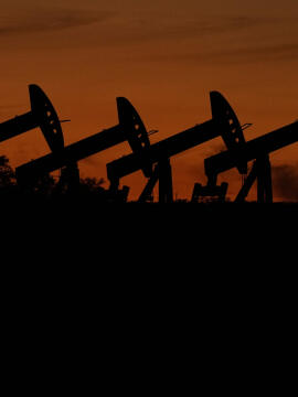 Dopyt po ropných a plynných palivách stále narastá, transformácia priemyslu zlyháva