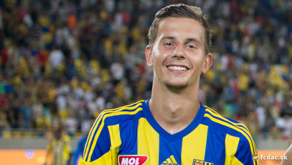Ľubomír Šatka - Slovenský futbalista má povesť veľkého talentu, lenže tú naštrbila okrem nočného výjazdu sedmičky reprezentantov, medzi ktorými bol aj Šatka a po ktorom skončil na lavičke reprezentácie tréner Ján Kozák, tiež novembrová udalosť, do ktorej sa obranca Dunajskej Stredy zaplietol. Po stretnutí s Nitrou si totiž vyšiel so spoluhráčmi do ulíc Bratislavy a v jednom z podnikov ho mal fyzicky napadnúť len 19-ročný útočník. „Boli sme tam spolu ako tím a ja som dostal ranu do hlavy, takže si detaily nepamätám,“ vyjadril sa Šatka pre Šport24.sk. „Nemôžem poriadne rozprávať a som psychicky na dne,“ dodal 23-ročný futbalista. Po útoku musel byť ošetrený v nemocnici a prvotná diagnóza hovorila o tom, že si už do konca roka nezahrá. Šatka mal po údere do tváre poškodené zuby, posunutý chrup a tržnú ranu na pere. Napriek tomu sa stihol dať dokopy skôr, ako sa očakávalo a v drese Dunajskej Stredy zasiahol ešte do jesennej časti Fortuna ligy. Náš obranca si však nabudúce zrejme rozmyslí, či si po zápase pôjde vyvetrať hlavu alebo bude radšej sekať dobrotu.