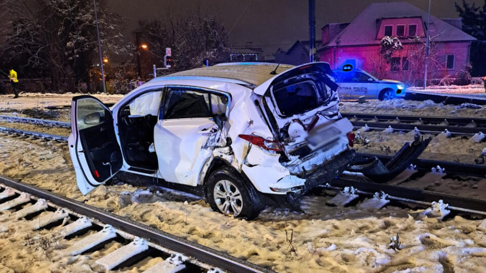 Na Ivanskej ceste v Bratislave došlo k zrážke auta s vlakom, železničná doprava je na mieste obojsmerne zastavená. TASR o tom informovala bratislavská krajská policajná hovorkyňa Silvia Šimková.