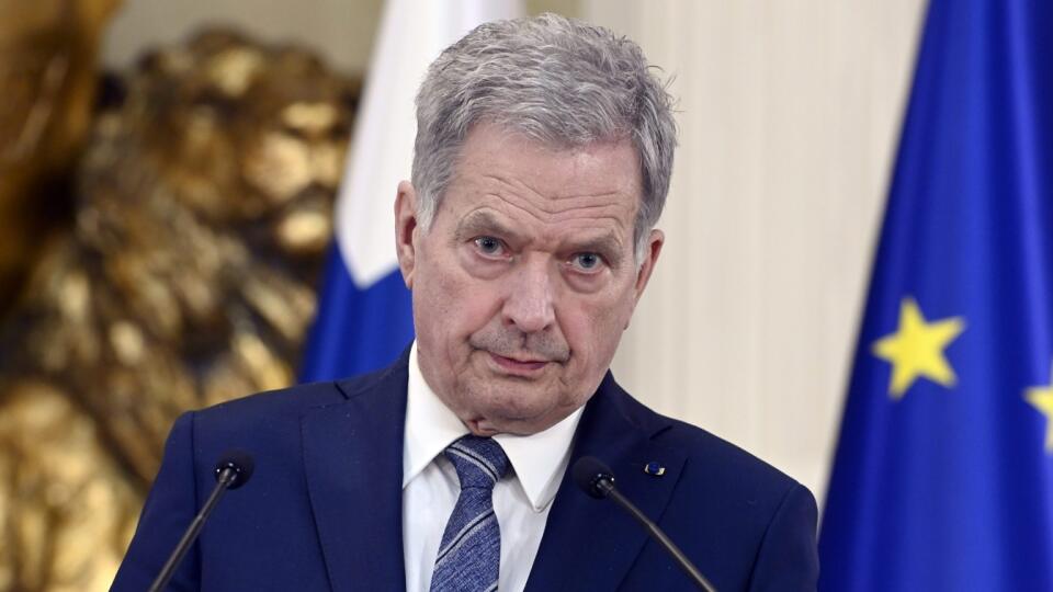 WA 49 Helsinki - Fínsky prezident Sauli Niinistö počas tlačovej konferencie v Helsinkách v nedeľu 15. mája 2022. Niinistö a fínska premiérka Sanna Marinová oznámili, že Fínsko podá žiadosť o členstvo v NATO. FOTO TASR/AP
Finland's President Sauli Niinisto and Prime Minister Sanna Marin, left, attend the press conference on Finland's security policy decisions at the Presidential Palace in Helsinki, Finland, Sunday May 15, 2022. Finland’s president and government have announced that the Nordi