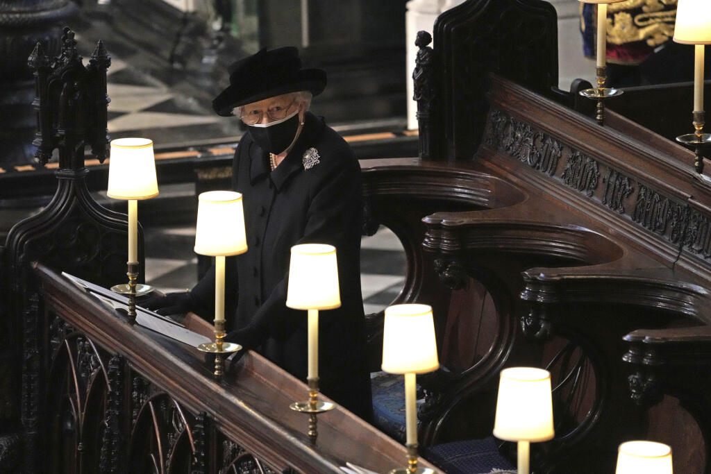 Britská kráľovná Alžbeta II. (94) na pohrebe svojho manžela, princa Philipa († 99).