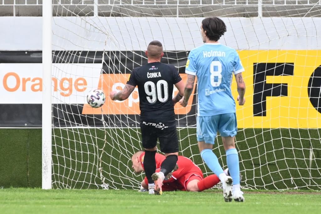 Na snímke gól hráčov Slovana počas zápasu 9. kola nadstavbovej časti Fortuna ligy skupiny o titul medzi FC ViOn Zlaté Moravce - ŠK Slovan Bratislava v sobotu 15. mája 2021 v Zlatých Moravciach. FOTO TASR - Lukáš Grinaj