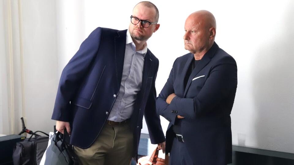Špecializovaný trestný súd vytýčil na pracovisku v Banskej Bystrici na pondelok 21. augusta verejné zasadnutie, na ktorom má schvaľovať dohodu o vine a treste medzi prokurátorom Úradu špeciálnej prokuratúry a bývalým policajným funkcionárom Bernardom S. Bernard S. bol obvinený vo viacerých mediálne známych kauzách. Rozhodol sa spolupracovať s políciou, viaceré osoby usvedčuje z páchania trestnej činnosti. Na snímke spolupracujúci obvinený Bernard S. (vpravo) a jeho advokát Peter Kubina čakajú na