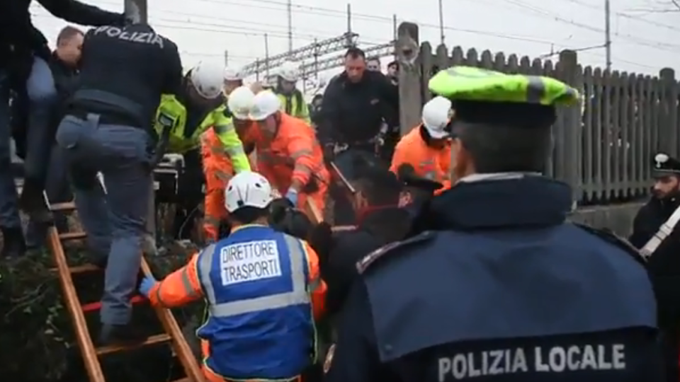 Vykoľajenie vlaku na severe Talianska neprežili najmenej dvaja ľudia, no mŕtvych môže byť aj päť cestujúcich. Zranené sú desiatky ľudí.