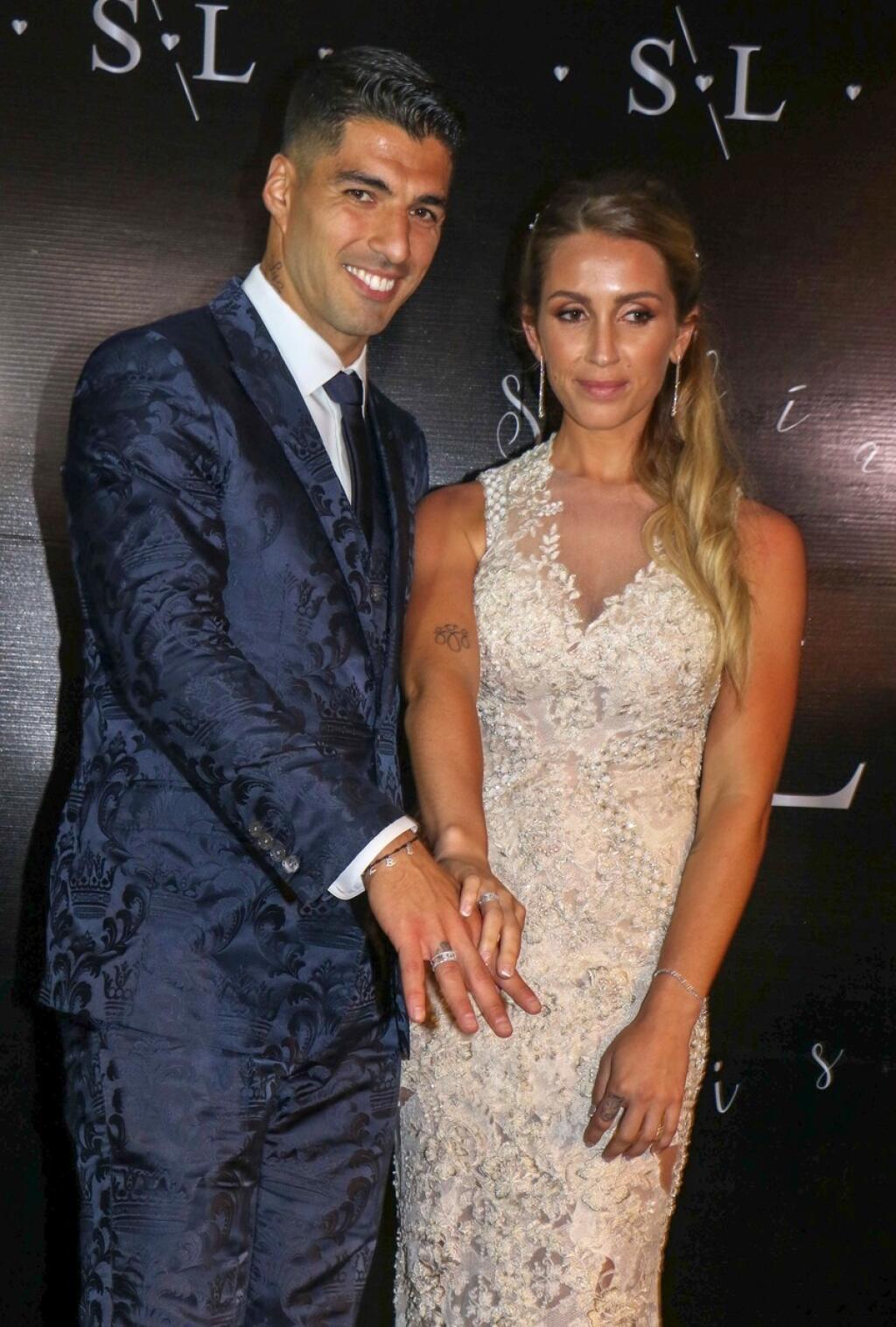 Počas Vianoc sa zišla futbalová smotánka na príjemnej akcii: útočník Barcelony Luis Suarez si s manželkou Sofiou obnovili manželské sľuby a pri tejto príležitosti zorganizovali párty pre svojich kamarátov.