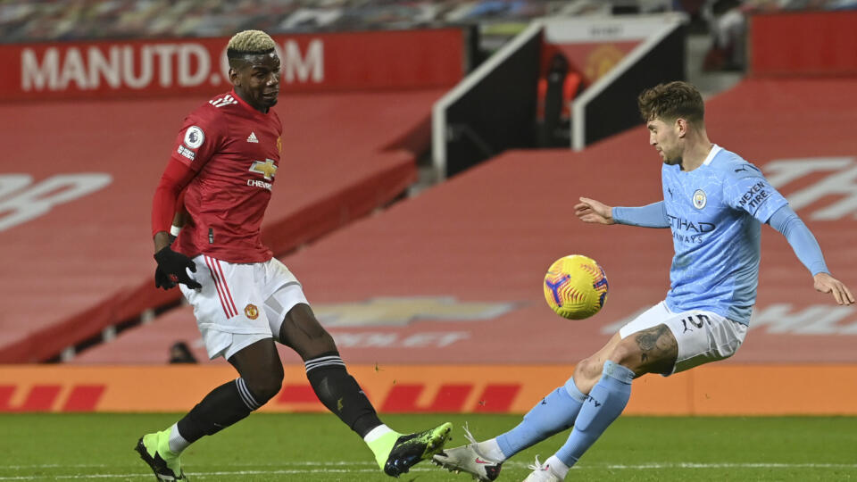 JB 77 Manchester - Hráč Manchesteru United Paul Pogba (vľavo) v súboji s Johnom Stonesom z Manchesteru City vo futbalovom zápase anglickej ligy Premier League Manchester United - Manchester City v Manchesteri 12. decembra 2020. FOTO TASR/AP

Manchester United's Paul Pogba attempts to get the ball past Manchester City's John Stones during the English Premier League soccer match between Manchester United and Manchester City at Old Trafford in Manchester, England. Saturday, Dec. 12, 2020. There hav