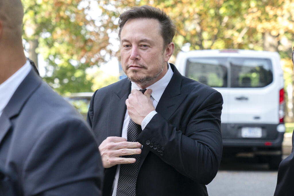 WA 1 Washington - Americký miliardár, zakladateľ spoločnosti Tesla a výkonný riaditeľ sociálnej siete X, predtým známej ako Twitter Elon Musk si upravuje kravatu počas príchodu do amerického Kongresu vo Washingtone v stredu 13. septembra 2023. Musk s ďalšími osobnosťami v oblasti IT spolu diskutovali  o plánoch v oblasti umelej inteligencie (artificial intelligence - AI). Spojené štáty pripravujú návrh legislatívy s cieľom lepšie tieto technológie kontrolovať. FOTO TASR/AP 

Elon Musk, CEO of X,