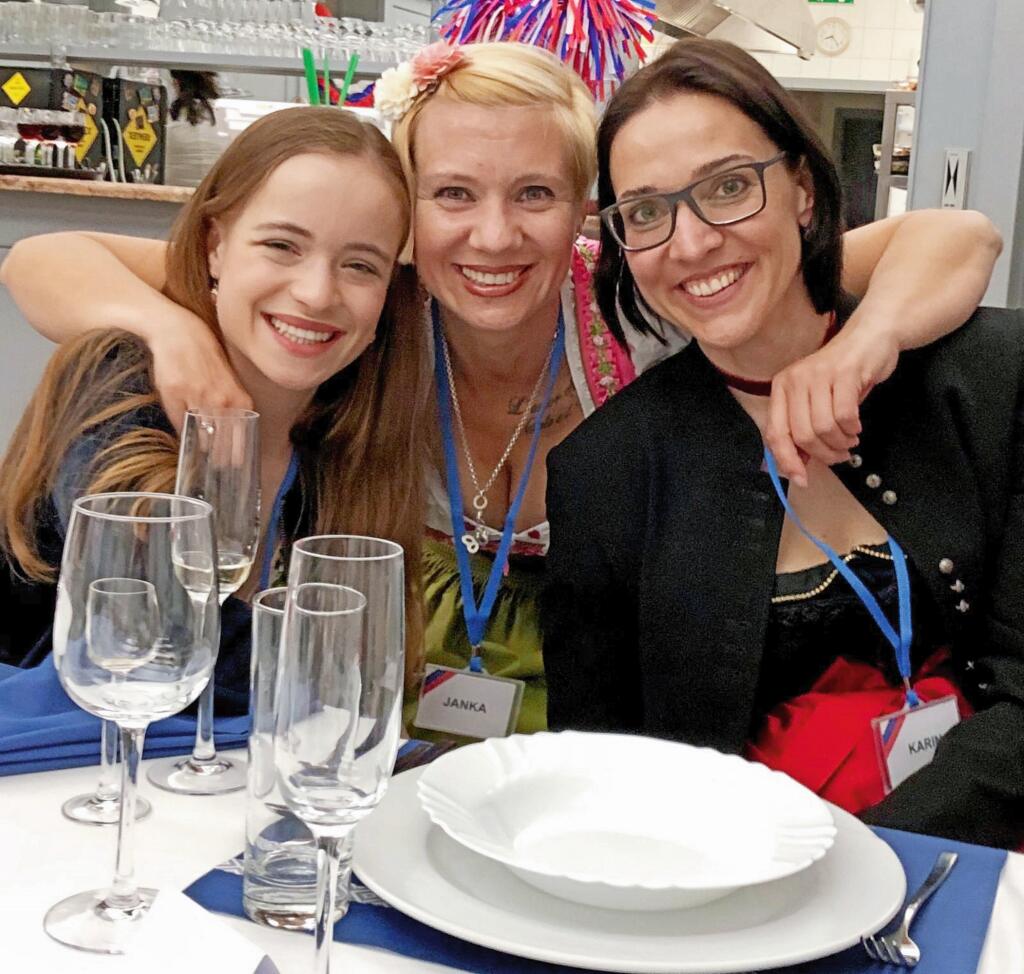 Sestry: Staršia Jana je z prvého manželstva, mladšia Sophie Emma, vľavo, z tretieho.