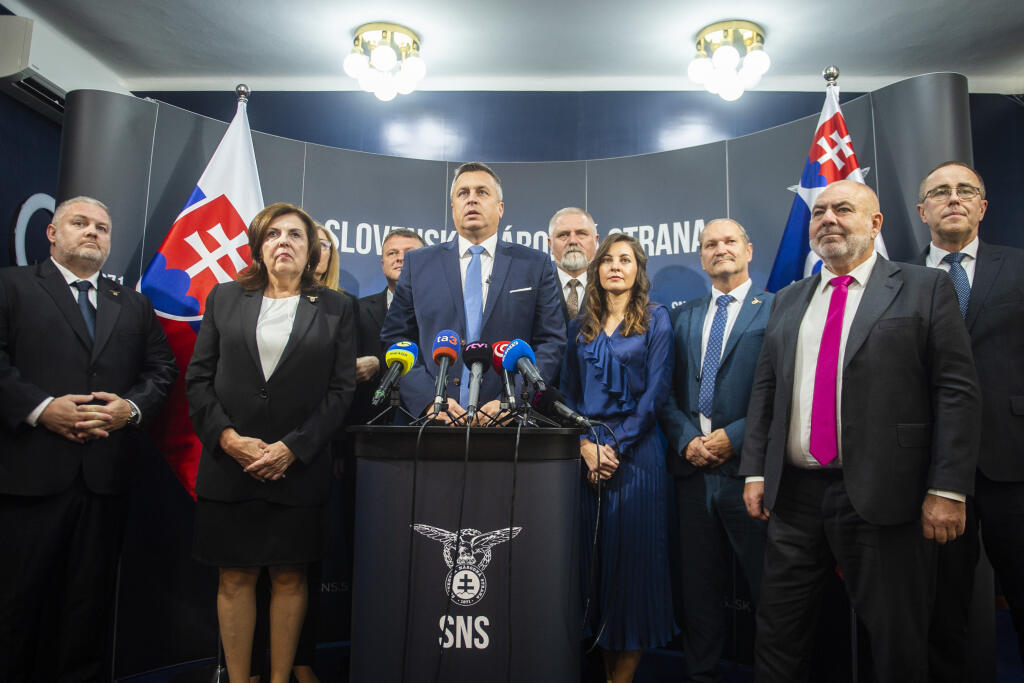 Na snímke uprostred novozvolený predseda Slovenskej národnej strany (SNS) Andrej Danko spolu s členmi strany počas tlačovej konferencie po sneme strany 7. októbra 2023 v Bratislave. FOTO TASR – Jakub Kotian