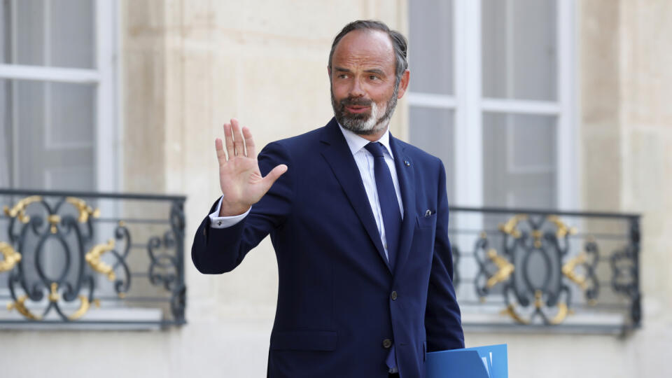 Wa 11 archív Paríž - Na archívnej snímke z 3. júna 2020 francúzsky premiér Édouard Philippemáva počas odchodu z Elyzejského paláca v Paríži. Z funkcie v piatok 3. júla 2020 odstúpil francúzsky premiér Édouard Philippe. Končí tak celá vláda. FOTO TASR/AP
FILE - In this Wednesday, June 3, 2020 file photo, French Prime Minister Edouard Philippe leaves after a meeting at the Elysee Palace in Paris. The French Presidency announced on Friday, July 3, 2020 that Philippe has resigned and a government r