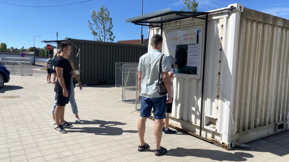 Včera pred obedom sa chodili na toto odberné miesto testovať najmä rodičia s deťmi, ktoré išli do letných táborov.