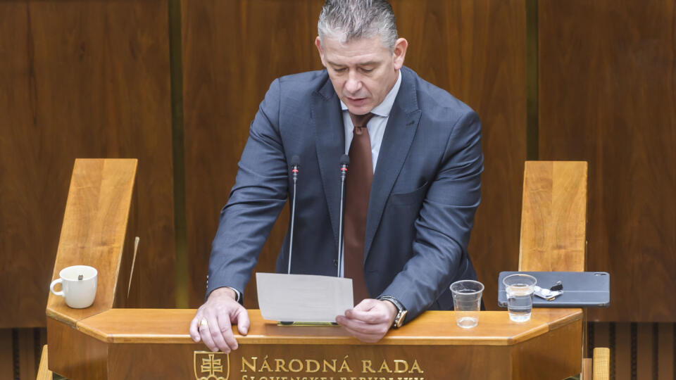 Hodiny a hodiny prednášal svoj pozmeňovací návrh Roman Mikulec. FOTO TASR - Jaroslav Novák