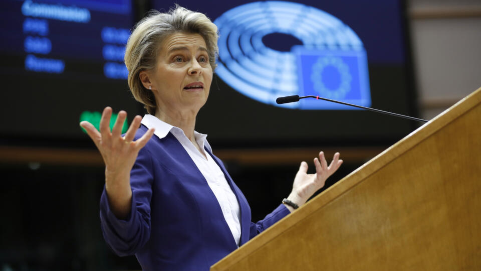 EBE 21 Brusel - Predsedníčka Európskej komisie (EK) Ursula von der Leyenová v Európskom parlamente (EP) uviedla, že po štyroch rokoch Trampovej politiky „America First“ je spoločné formovanie novej globálnej digitálnej regulácie prvoradé v stredu 20. januára 2021. FOTO TASR/AP
European Commission President Ursula Von Der Leyen addresses European lawmakers during a plenary session on the inauguration of the new President of the United States and the current political situation, at the European Pa