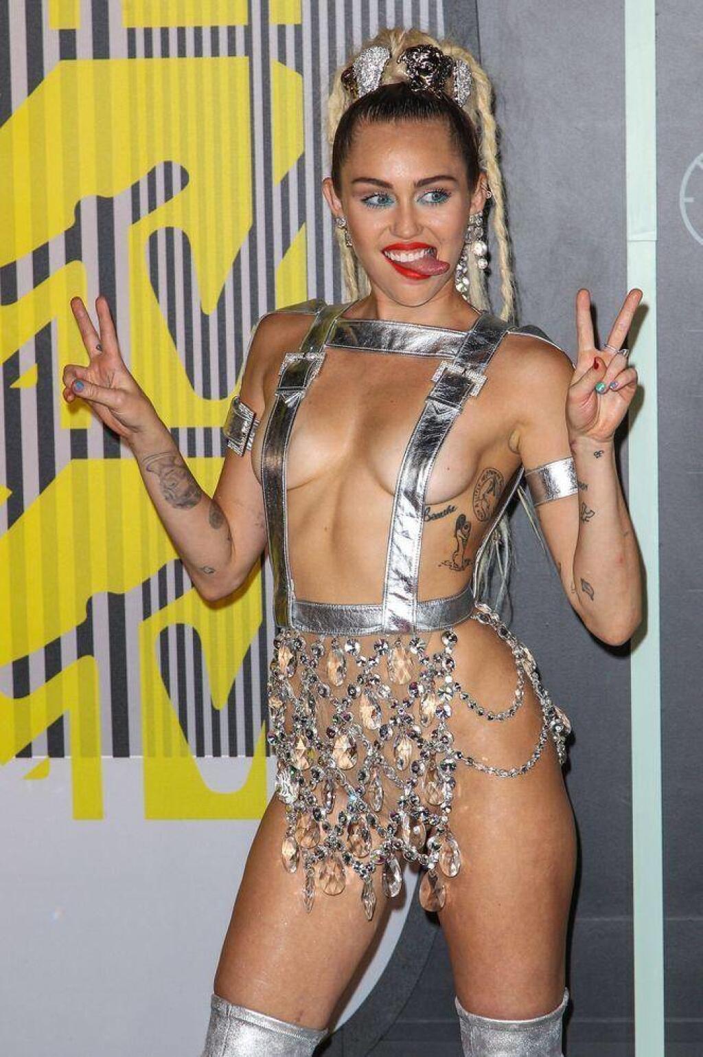 Miley Cyrus patrí k najväčším škandálistkám v showbiznise.