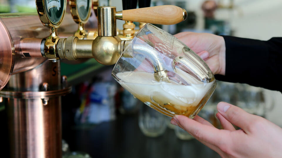 V ramci Food festivalu na brastislavskom hrade vycapny Marek Schulz predviedol, ako sa spravne capuje pivo.