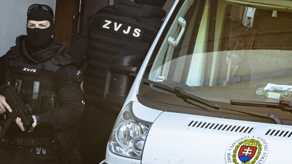 Príslušnící Zboru väzenskej a justičnej stráže predvádzajú bývalého Špeciálneho prokurátora Dušana Kováčika do budovy Špecializovaného trestného súdu.