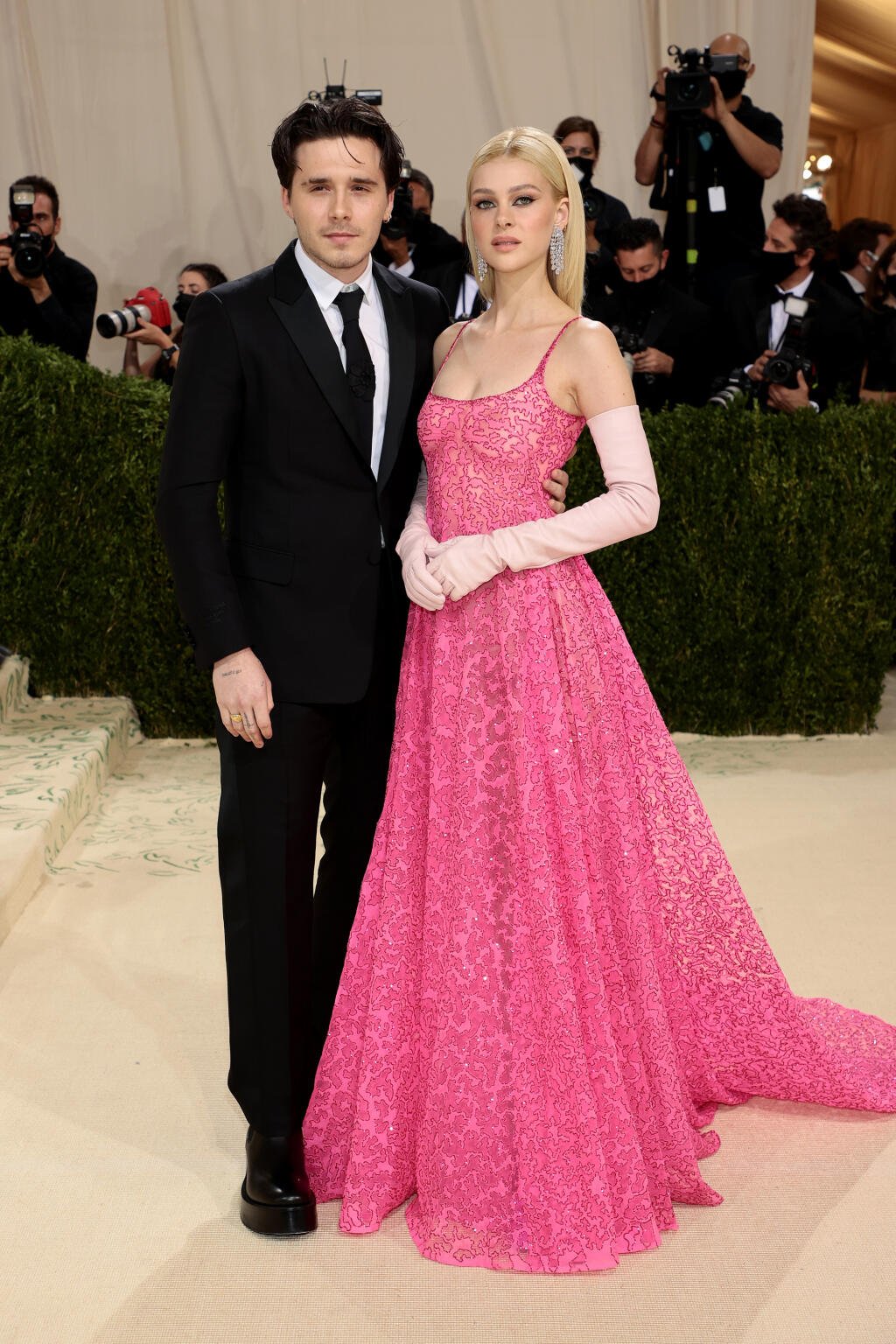 Brooklyn Beckham a Nicola Peltz v značke Valentino