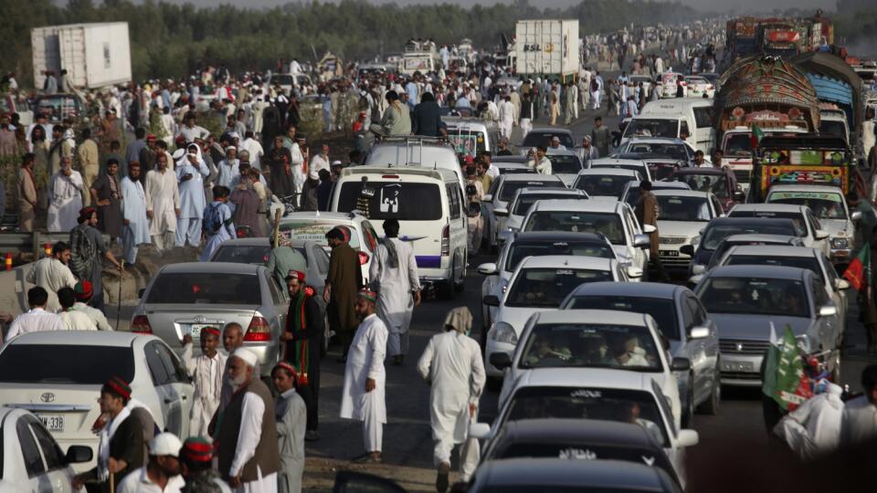 JB 33 Swabi - Konvoj vozidiel stúpencov vedených zosadeným pakistanským premiérom Imránom Chánom smeruje do Islamabadu, v pakistanskom meste Swabi 25. mája 2022. Pakistanská polícia použila slzotvorný plyn na rozohnanie podporovateľov expremiéra Chána, ktorí sa usilujú dostaviť na plánované pochody v centre Islamabadu. Bývalý pakistanský premiér Imrán Chán svojich podporovateľov vyzval, aby sa v stredu 25. mája zúčastnili na nenásilnom pochode v hlavnom meste Islamabad s cieľom žiadať nové voľb