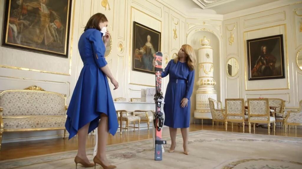Vlhová okrem veľkého glóbusu priniesla prezidentke aj lyže, ktoré môžu byť pre Čaputovú hodenou rukavicou na spoločný tréning.
