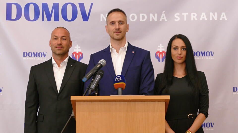 Na snímke členovia prípravného výboru, uprostred Pavol Slota, vľavo Ján Havránek a vpravo Jana Jányová počas tlačovej konferencie k vzniku novej politickej strany Domov - národná strana v Žiline 10. mája 2021. FOTO TASR - Erika Ďurčová