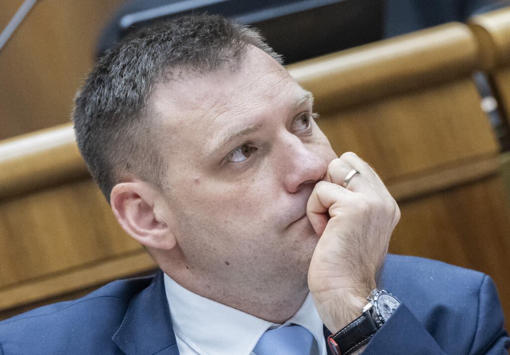 Nas nímke minister životného prostredia SR Tomáš Taraba (nominant SNS) počas mimoriadnej schôdze k odvolávaniu ministra vnútra SR Matúša Šutaja Eštoka 23. novembra 2023 v Bratislave. Rokovanie iniciovala opozícia. FOTO TASR - Martin Baumann