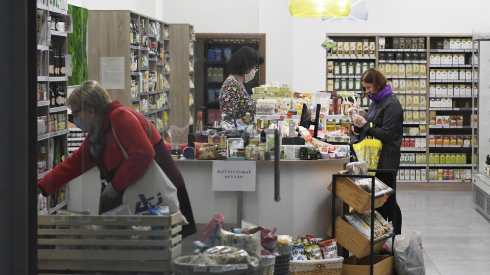 Obchodné centrum Aupark v Košiciach je otvorené, väčšina prevádzok je v ňom zatvorených, len niektoré sú otvorené. Na lavičky je zákaz sadania, na poschodie sa taktiež po schodoch nedá dostať. Košice, 5. mája 2020. FOTO TASR – František Iván