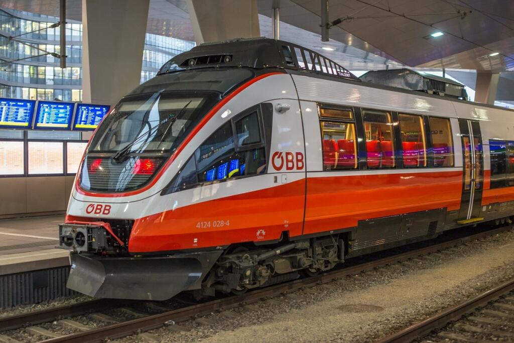 Vlak rakúskych železníc ÖBB na stanici Hauptbanhof vo Viedni
