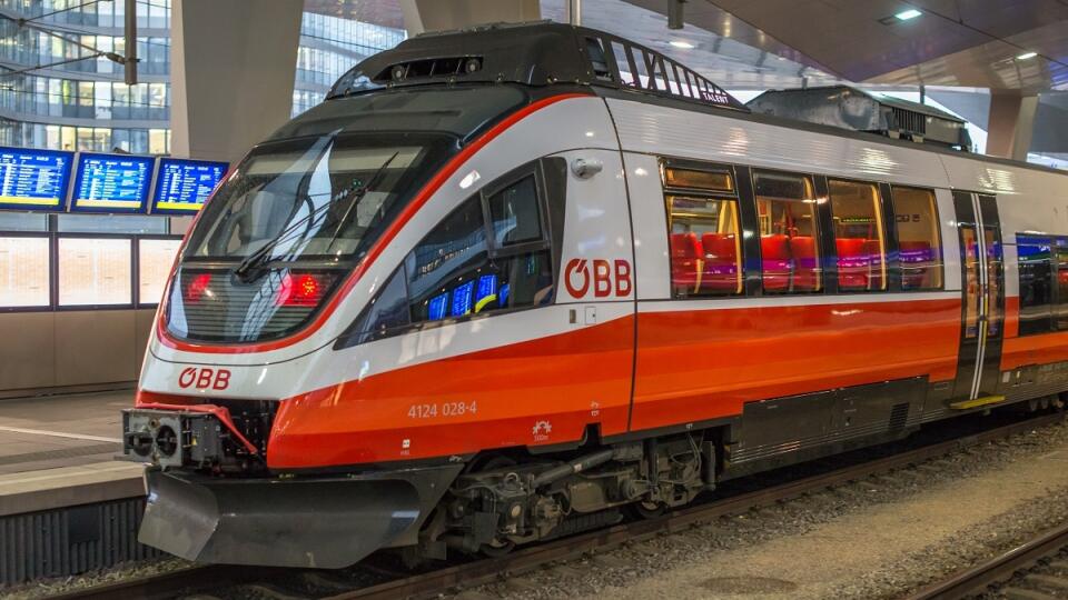 Vlak rakúskych železníc ÖBB na stanici Hauptbanhof vo Viedni