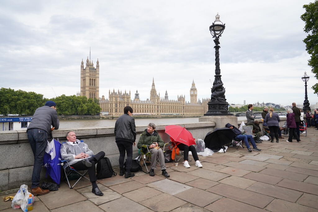 Ľudia čakajú na Južnom brehu na slávnostnú procesiu s prevozom rakvy s telesnými pozostatkami zosnulej britskej kráľovnej Alžbety II. z Buckinghamského paláca do Westminsterského paláca v Londýne 14. septembra 2022.