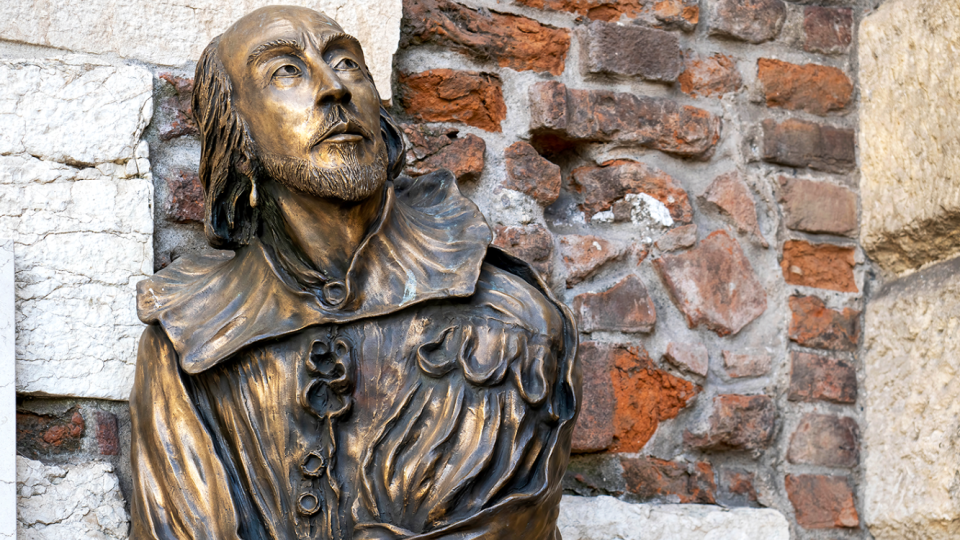 William Shakespeare má svoju podobizeň na niekoľkých miestach vo Verone. Je druhým najväčším mestom regiónu Benátsko. Žije tu štvrť milióna ľudí.