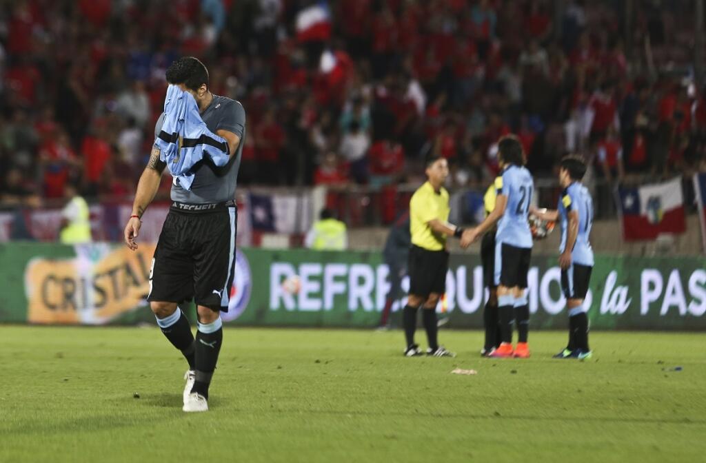 Nevieme presne koľkokrát počas kariéry sa uchýlil Luis Suarez k uhryznutiu súpera, ale prvý dokázaný útok je z roku 2010. Vo vypätom zápase o titul v holandskej najvyššej súťaži medzi PSV Eindhoven, vtedy Suárez ako hráč Ajaxu Amsterdam, vytasil hryzáky na domáceho Otamana Bakkala.