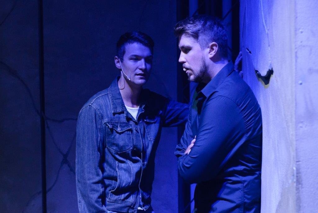 Moderátor Viktor Vincze (vľavo) v muzikálovom predstavení Voda (a krv) nad vodou pod režisérskou taktovkou Jána Ďurovčíka. Vpravo herec Dárius Koči.